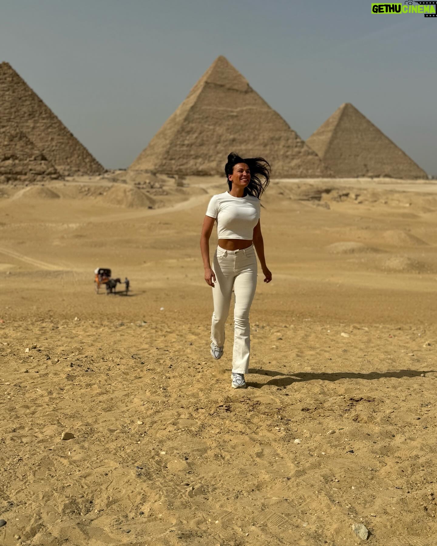 Julie Ricci Instagram - Les pyramide, j’en rêvais et bien m’y voilà. Il te suffit de swiper pour voir min grand sourire de petite fille heureuse.