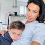 Julie Ricci Instagram – My world 🌍 bon dimanche de nous.
Swipe sur le côté,  pour voir nos petites photos de famille.