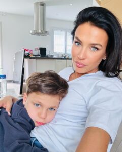 Julie Ricci Instagram - My world 🌍 bon dimanche de nous. Swipe sur le côté, pour voir nos petites photos de famille.