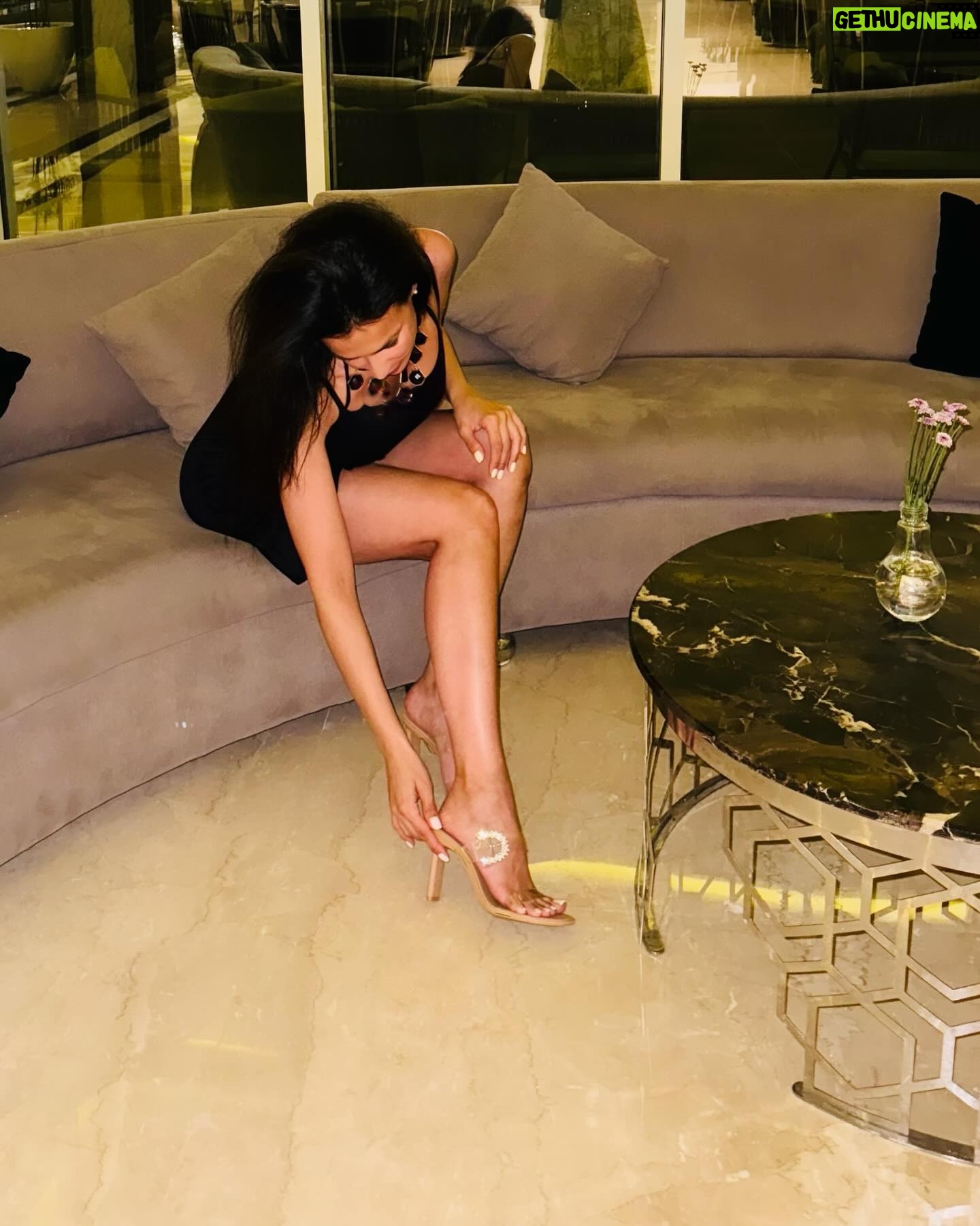 Julie Ricci Instagram - La petite robe noire est de sortie , ça fais du bien de s’apprêter un peu. ♠️