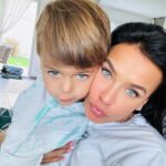 Julie Ricci Instagram – My world 🌍 bon dimanche de nous.
Swipe sur le côté, pour voir nos petites photos de famille.