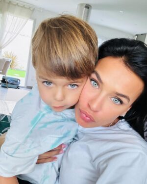 Julie Ricci Instagram - My world 🌍 bon dimanche de nous.
Swipe sur le côté,  pour voir nos petites photos de famille.