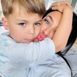 Julie Ricci Instagram – My world 🌍 bon dimanche de nous.
Swipe sur le côté,  pour voir nos petites photos de famille.