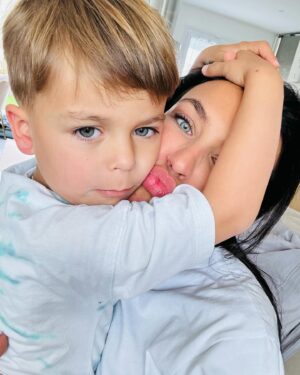 Julie Ricci Instagram - My world 🌍 bon dimanche de nous.
Swipe sur le côté,  pour voir nos petites photos de famille.