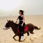 Julie Ricci Instagram – Un moment magique, une sensation de liberté dans le désert en Égypte 🇪🇬