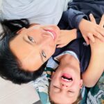 Julie Ricci Instagram – My world 🌍 bon dimanche de nous.
Swipe sur le côté,  pour voir nos petites photos de famille.