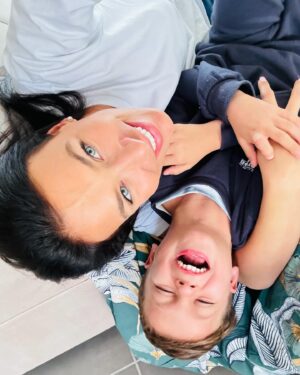 Julie Ricci Instagram - My world 🌍 bon dimanche de nous.
Swipe sur le côté,  pour voir nos petites photos de famille.