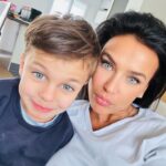 Julie Ricci Instagram – My world 🌍 bon dimanche de nous.
Swipe sur le côté, pour voir nos petites photos de famille.