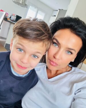 Julie Ricci Instagram - My world 🌍 bon dimanche de nous.
Swipe sur le côté,  pour voir nos petites photos de famille.