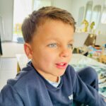 Julie Ricci Instagram – My world 🌍 bon dimanche de nous.
Swipe sur le côté,  pour voir nos petites photos de famille.