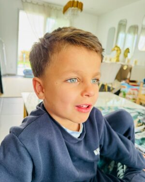 Julie Ricci Instagram - My world 🌍 bon dimanche de nous.
Swipe sur le côté,  pour voir nos petites photos de famille.