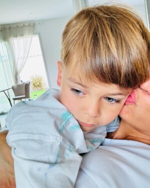 Julie Ricci Instagram - My world 🌍 bon dimanche de nous.
Swipe sur le côté,  pour voir nos petites photos de famille.