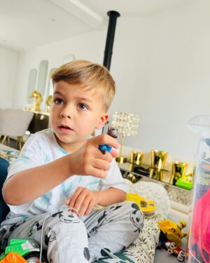 Julie Ricci Instagram - My world 🌍 bon dimanche de nous.
Swipe sur le côté,  pour voir nos petites photos de famille.