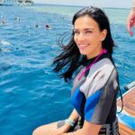 Julie Ricci Instagram – Plongée bouteille  et snorkeling , j’ai vu d’incroyables poissons 🐡 🐠 c’était vraiment beau.
Une première pour moi, j’ai eu un peu de mal à respirer au début j’ai eu un peu peur et une fois plus calme avec une respiration plus lente je me suis lancée pour un moment inoubliable, calme et paisible 🌊
