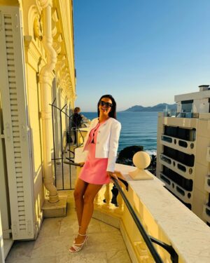 Julie Ricci Instagram - Toujours en rose c’est ma couleur du moment 🎀 
Belle soirée à tous 💋