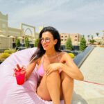 Julie Ricci Instagram - Un peu de piscine avant d’aller faire une activitée safari dans le désert. Il fait apparemment très froid en France , alors je profite encore un peu du soleil d’Égypte.