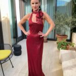 Juliette Lewis Instagram - One more EMMY post/ It was fun putting this classic yet comfortable(!) look together. 🥰 Only with the help of this epic Glam Team ofcourse! @rachelgoodwinmakeup @paulnortonhair @doradosbytony 💋 Lashes by Summer @ojaifoxspa Style: @daniandemmastyle Dress: @moschino Shoes: @louboitinworld Earrings: Hanut @hanut101 Rings/Bracelet: @monicavinader Bag: @tylerellisofficial