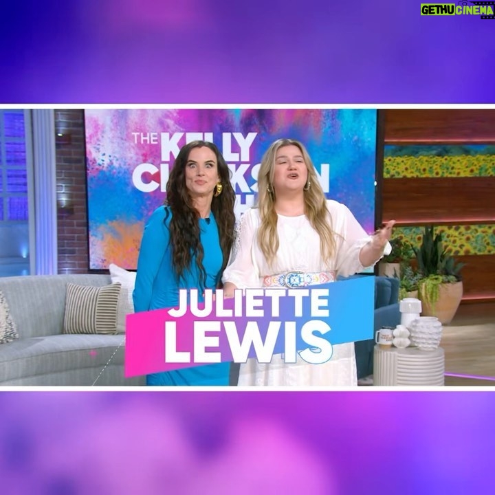 Juliette Lewis Instagram - Watch I am on the @kellyclarksonshow @kellyclarkson show tomorrow!! It was so much fun. ๐ @yellowjackets #yellowjackets ๐promo. ๐ค Style @daniandemmastyle @givenchy mu @madeupbysu hair @paulnortonhair ๐