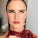 Juliette Lewis Instagram - One more EMMY post/ It was fun putting this classic yet comfortable(!) look together. 🥰 Only with the help of this epic Glam Team ofcourse! @rachelgoodwinmakeup @paulnortonhair @doradosbytony 💋 Lashes by Summer @ojaifoxspa Style: @daniandemmastyle Dress: @moschino Shoes: @louboitinworld Earrings: Hanut @hanut101 Rings/Bracelet: @monicavinader Bag: @tylerellisofficial