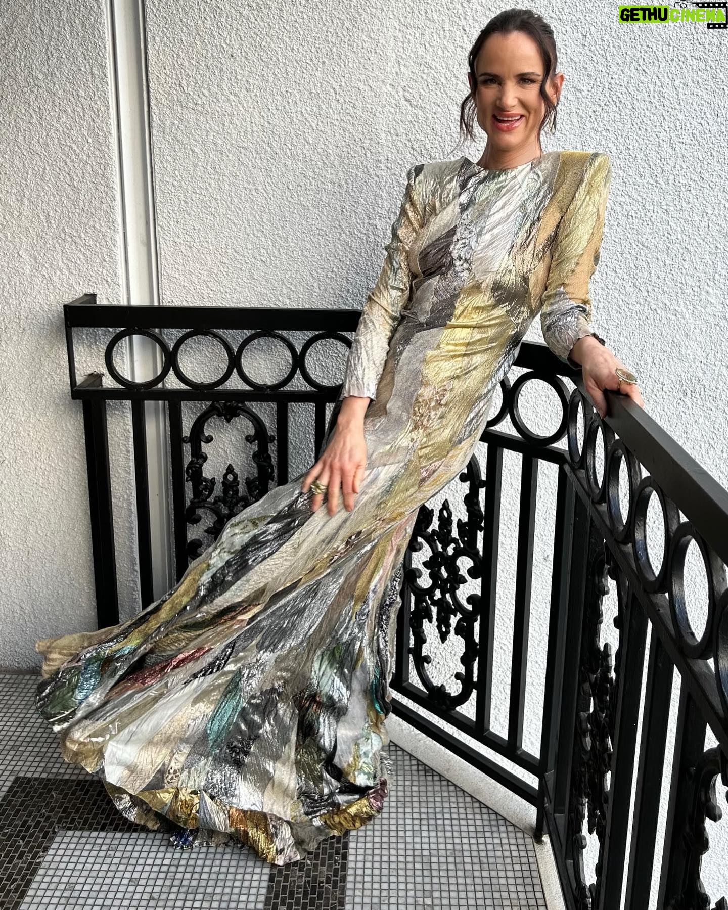 Juliette Lewis Instagram - YELLOWJACKETS premier ! Hair: @paulnortonhair Make up: @madeupbysu Stylin @daniandemmastyle 👯♀️ Dress: @OlivierTheyskens Boots: @Schutz Jewels: @Kallatijewelry