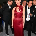 Juliette Lewis Instagram - One more EMMY post/ It was fun putting this classic yet comfortable(!) look together. 🥰 Only with the help of this epic Glam Team ofcourse! @rachelgoodwinmakeup @paulnortonhair @doradosbytony 💋 Lashes by Summer @ojaifoxspa Style: @daniandemmastyle Dress: @moschino Shoes: @louboitinworld Earrings: Hanut @hanut101 Rings/Bracelet: @monicavinader Bag: @tylerellisofficial