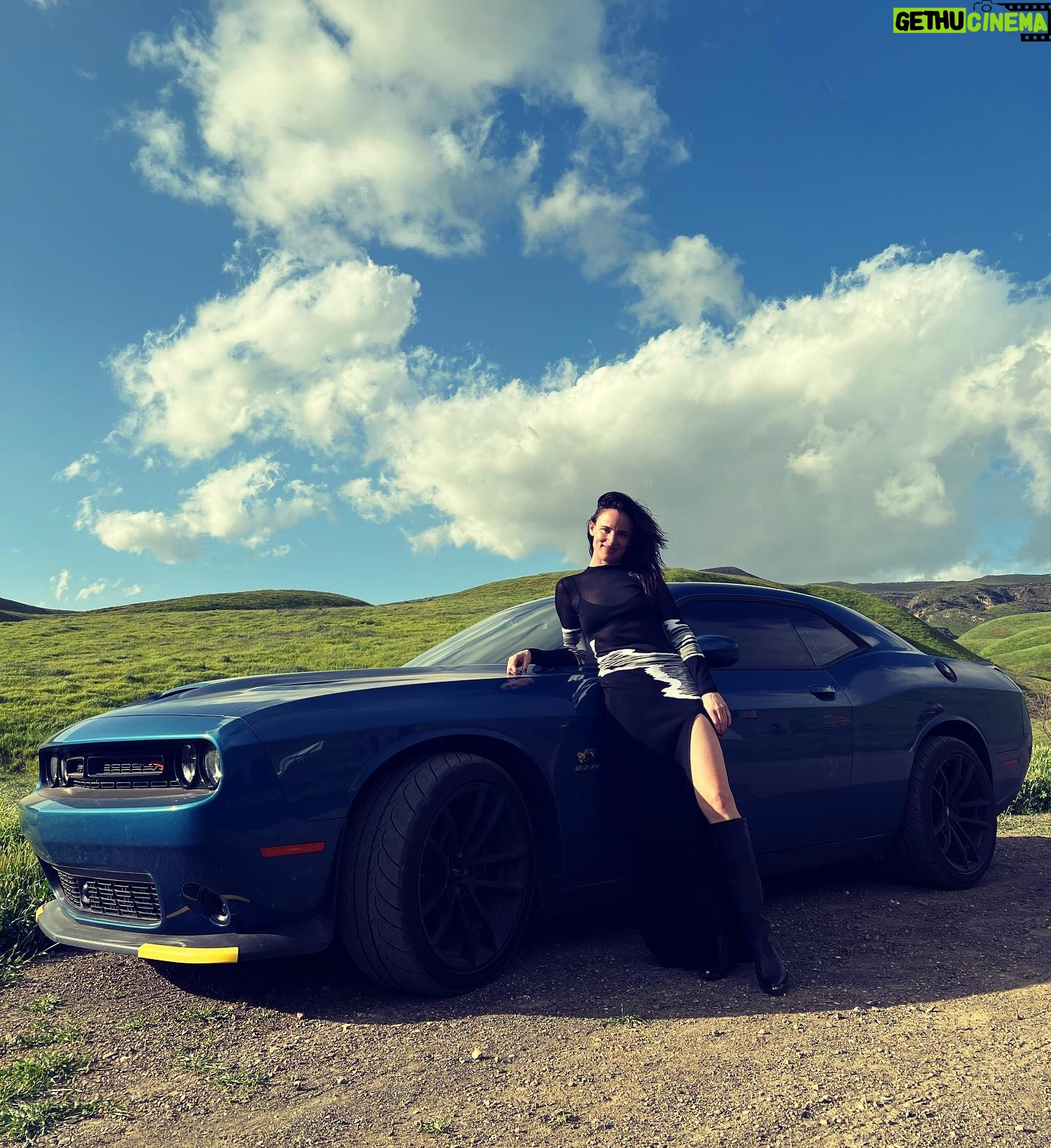 Juliette Lewis Instagram - A girl & her Ride. @dodgeofficial A love story. 💙 (I know the banana tags are still on I like the way they look!)