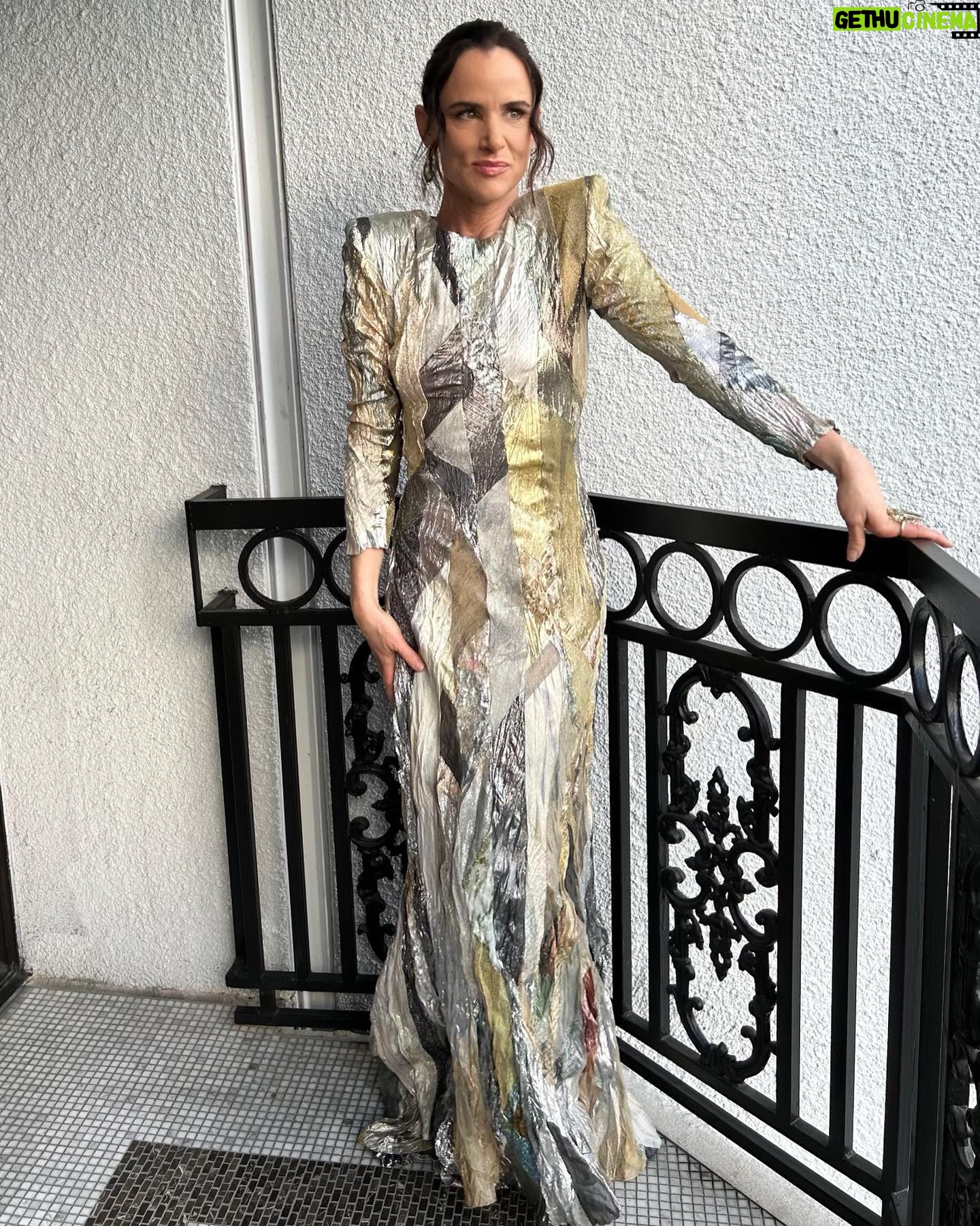 Juliette Lewis Instagram - YELLOWJACKETS premier ! Hair: @paulnortonhair Make up: @madeupbysu Stylin @daniandemmastyle 👯♀️ Dress: @OlivierTheyskens Boots: @Schutz Jewels: @Kallatijewelry