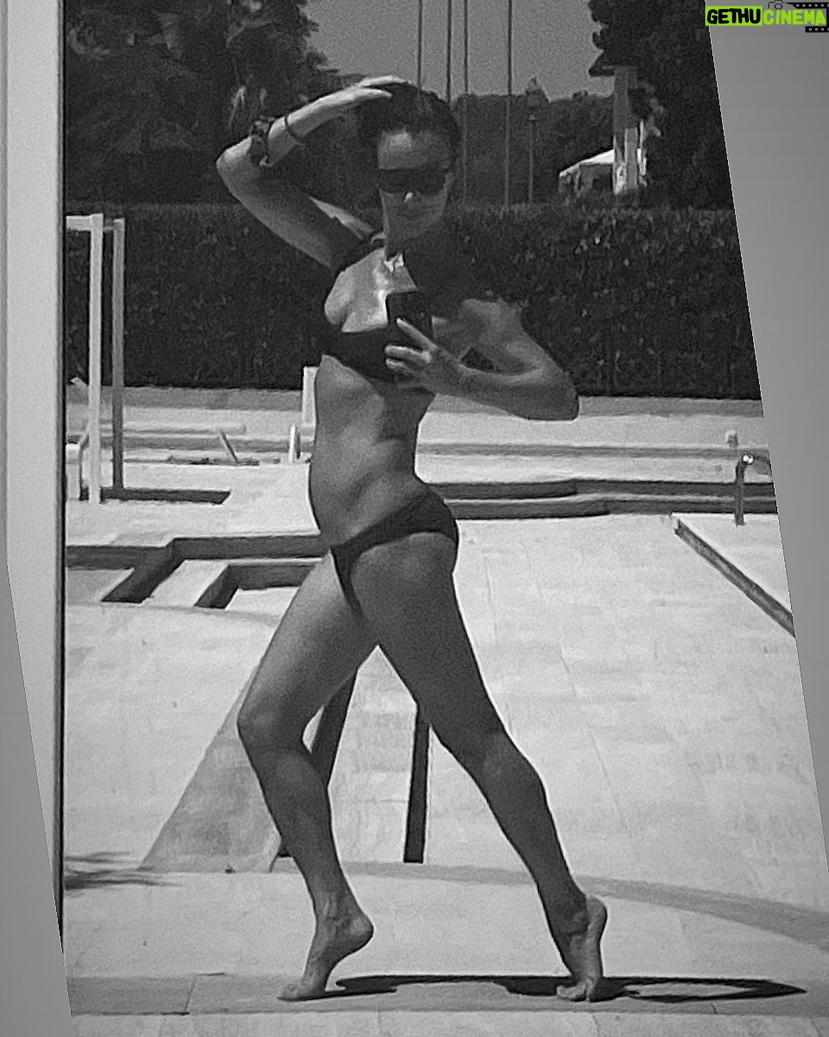 Juliette Lewis - 25.9K Likes - When in Rome…
🇮🇹🤙 #windowreflectionselfies
