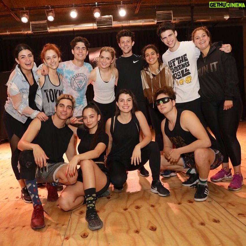 Julio Peña Instagram - La familia casi completa. Os amo gente. Se vienen cosas nuevas y emocionantes. #bialivetour