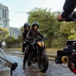 Julio Peña Instagram – Hoy se ha estrenado BERLÍN en Netflix.
Ha sido un viaje trepidante, lleno de emociones y adrenalina, de amor y trabajo. Me siento muy afortunado de haber podido trabajar con un equipo tan lleno de talento, y con una pasión tan grande por lo que hacen. La cantidad de gente que hay detrás de estos 8 capítulos es una absoluta locura… cada segundo es oro puro, así que prestad atención 😉❤️‍🔥
Espero que disfrutéis de Roi tanto como yo lo he hecho, que aporte algo nuevo e interesante a esta historia ya mítica que hoy se expande. Trabajar al lado de esta banda maravillosa ha sido un jodido regalo❤️‍🔥 
Ahora solo queda que vosotros, la gente por la que estamos aquí, disfrutéis de estos meses llenos de trabajo comprimidos en 8 capítulos… 
Espero que así sea, y que “BERLÍN” sea un digno sucesor/predecesor❤️‍🔥
Buen viaje✨
#berlinnetflix