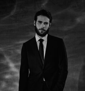 Julio Peña Instagram - Que buena noche la de ayer…
Siempre acompañado del mejor team❤️‍🔥 
@armanibeauty 
(Creo que la barba me hace parecer sabio🧘🏻‍♂️) 
#aquadigio #publi