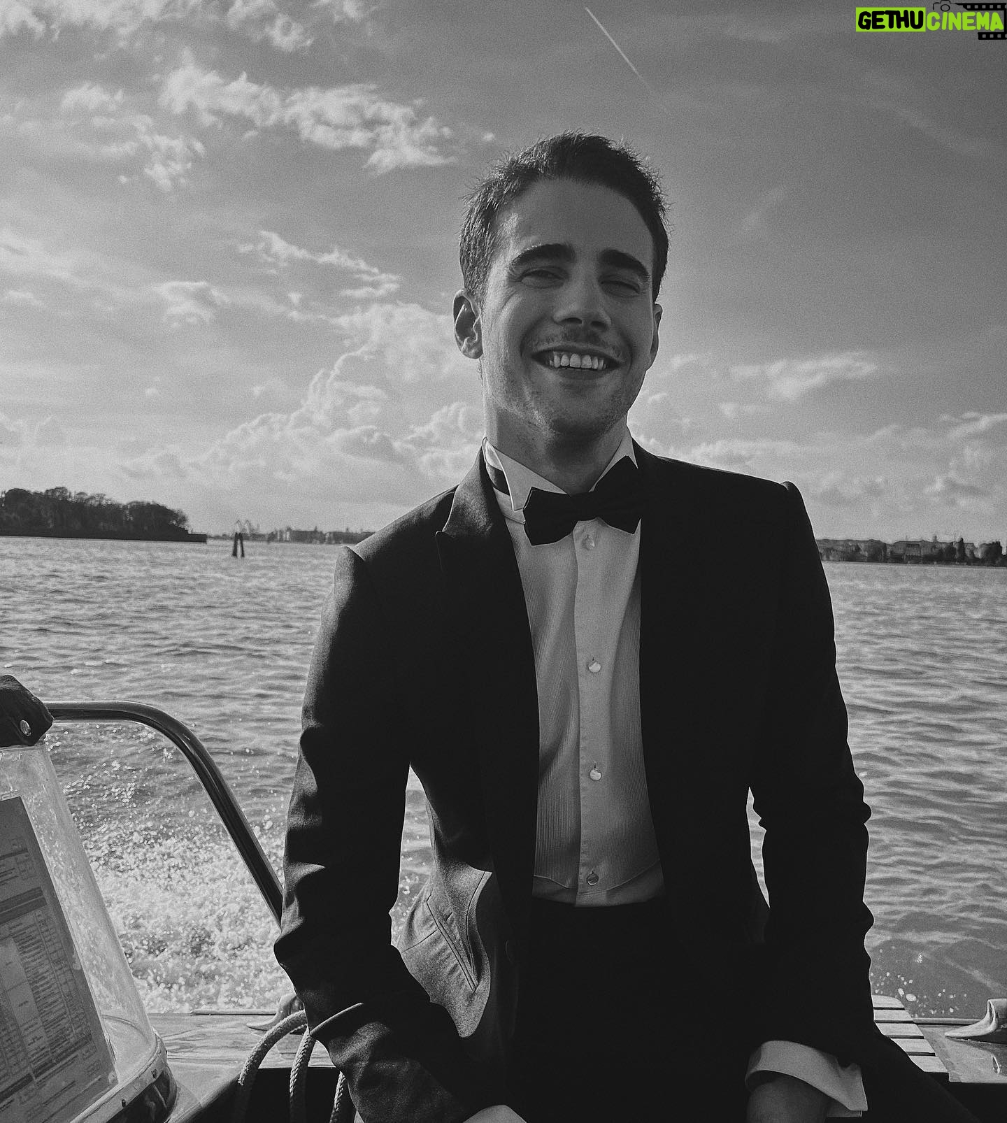 Julio Peña - 831.4K Likes - Bueno, qué os cuento… ha sido la primera vez que asisto a un festival de cine… por si fuera poco, ha sido la gala de inauguración de @labiennale en Venecia…
Una experiencia que, de nuevo, ha acercado mi corazón un poquito más al cine y a la belleza y arte que lo envuelven…
Un día más doy gracias a la vida por poder hacer lo que amo… por poder actuar.
Y quien sabe, puede que algún día viaje a Venecia a presentar algo de mi trabajo… pase lo que pase, se con seguridad que el cine nunca dejará de hacerme vibrar.
Gracias @armanibeauty por la experiencia. Pronto os contaré más cositas que haremos de la mano…
Un buen perfume es esencial en la alfombra roja… nunca sabes a quien te vas a cruzar…✨
#ArmaniCode
#RewritetheCode