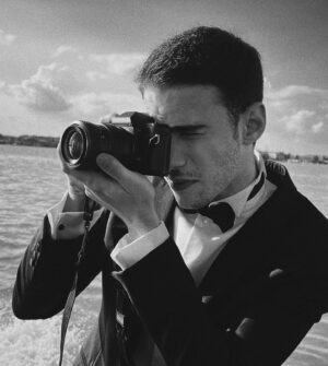 Julio Peña Instagram - Bueno, qué os cuento… ha sido la primera vez que asisto a un festival de cine… por si fuera poco, ha sido la gala de inauguración de @labiennale en Venecia…
Una experiencia que, de nuevo, ha acercado mi corazón un poquito más al cine y a la belleza y arte que lo envuelven…
Un día más doy gracias a la vida por poder hacer lo que amo… por poder actuar. 
Y quien sabe, puede que algún día viaje a Venecia a presentar algo de mi trabajo… pase lo que pase, se con seguridad que el cine nunca dejará de hacerme vibrar.
Gracias @armanibeauty por la experiencia.  Pronto os contaré más cositas que haremos de la mano… 
 Un buen perfume es esencial en la alfombra roja… nunca sabes a quien te vas a cruzar…✨

#ArmaniCode
#RewritetheCode