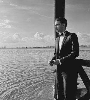 Julio Peña Instagram - Bueno, qué os cuento… ha sido la primera vez que asisto a un festival de cine… por si fuera poco, ha sido la gala de inauguración de @labiennale en Venecia…
Una experiencia que, de nuevo, ha acercado mi corazón un poquito más al cine y a la belleza y arte que lo envuelven…
Un día más doy gracias a la vida por poder hacer lo que amo… por poder actuar. 
Y quien sabe, puede que algún día viaje a Venecia a presentar algo de mi trabajo… pase lo que pase, se con seguridad que el cine nunca dejará de hacerme vibrar.
Gracias @armanibeauty por la experiencia.  Pronto os contaré más cositas que haremos de la mano… 
 Un buen perfume es esencial en la alfombra roja… nunca sabes a quien te vas a cruzar…✨

#ArmaniCode
#RewritetheCode