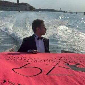 Julio Peña Instagram - Bueno, qué os cuento… ha sido la primera vez que asisto a un festival de cine… por si fuera poco, ha sido la gala de inauguración de @labiennale en Venecia…
Una experiencia que, de nuevo, ha acercado mi corazón un poquito más al cine y a la belleza y arte que lo envuelven…
Un día más doy gracias a la vida por poder hacer lo que amo… por poder actuar. 
Y quien sabe, puede que algún día viaje a Venecia a presentar algo de mi trabajo… pase lo que pase, se con seguridad que el cine nunca dejará de hacerme vibrar.
Gracias @armanibeauty por la experiencia.  Pronto os contaré más cositas que haremos de la mano… 
 Un buen perfume es esencial en la alfombra roja… nunca sabes a quien te vas a cruzar…✨

#ArmaniCode
#RewritetheCode
