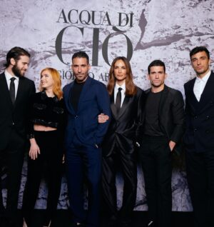 Julio Peña Instagram - Que buena noche la de ayer…
Siempre acompañado del mejor team❤️‍🔥 
@armanibeauty 
(Creo que la barba me hace parecer sabio🧘🏻‍♂️) 
#aquadigio #publi
