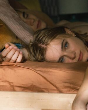 Julio Peña Instagram - Una siesta🤍🌊

#ATrasvésDelMar el 23 de junio en @netflixes
