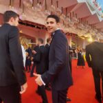 Julio Peña Instagram - Bueno, qué os cuento… ha sido la primera vez que asisto a un festival de cine… por si fuera poco, ha sido la gala de inauguración de @labiennale en Venecia… Una experiencia que, de nuevo, ha acercado mi corazón un poquito más al cine y a la belleza y arte que lo envuelven… Un día más doy gracias a la vida por poder hacer lo que amo… por poder actuar. Y quien sabe, puede que algún día viaje a Venecia a presentar algo de mi trabajo… pase lo que pase, se con seguridad que el cine nunca dejará de hacerme vibrar. Gracias @armanibeauty por la experiencia. Pronto os contaré más cositas que haremos de la mano… Un buen perfume es esencial en la alfombra roja… nunca sabes a quien te vas a cruzar…✨ #ArmaniCode #RewritetheCode