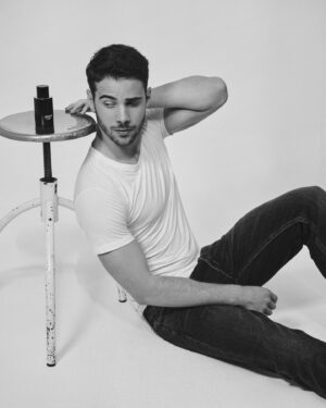 Julio Peña Instagram - #ArmaniCode para este #díadelpadre ❤️‍🔥
@armanibeauty #armanicode