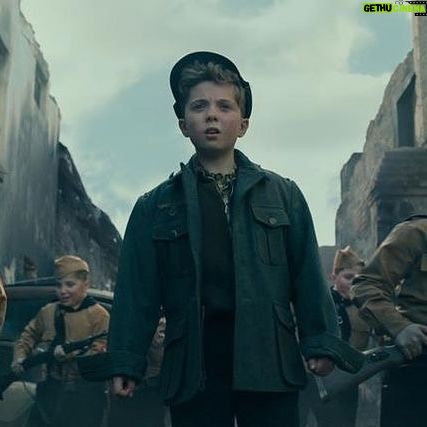 Julio Peña Instagram - 'Let everything happen to you. Beauty and terror. Just keep going. No feeling is final.' - Rainer Maria Rilke (Jojo Rabbit) Espectacular. Me encanta ir al cine y salir movido. Sentimientos a flor de piel. Y por favor que alguien le de a este niño un oscar, gracias.