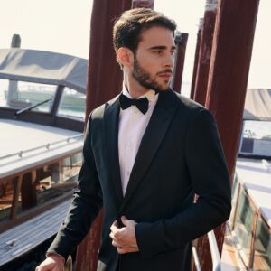 Julio Peña Instagram - Un año más he tenido el placer de poder asistir al festival de cine de Venecia, y un año más vuelvo a casa cargado de recuerdos increíbles y ganas de seguir formando parte de esta profesión que tanto me llena.

Gracias @armanibeauty por hacerlo posible y confiar en mí ❤️‍🔥#venezia80 #armanibeauty 

También gracias a mis compis por el corazón y el buen rollo❤️‍🔥✨ y a todo el equipo que hace que esto sea posible:)
@jesus_pyn @andresgarlujan @armanibeauty @trianamanagement 

Y gracias Clarita, por ser como eres, me encanta caminar juntos de la mano❤️‍🔥y por hacer que siempre huela bien, por supuesto #armanicode ✨
