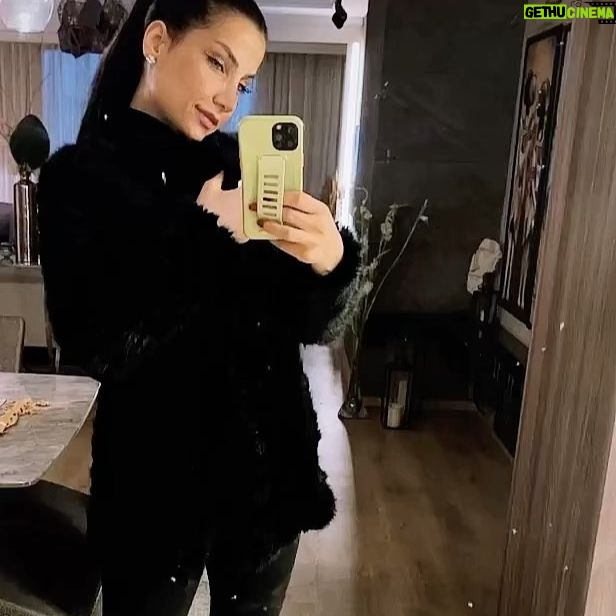 Jumana Karim Instagram - سلاماً على روحآ نسيت طعم اليأس سلاماً بحجم الارض لقلوبكم🤍🤍
