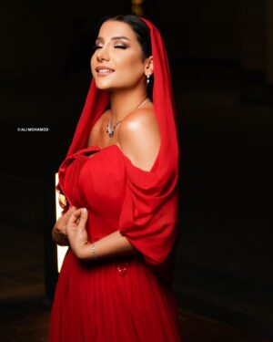 Jumana Karim Instagram - ونبدي قصه نجاح جديده❤️🤍🤍
شكرا مصممتنا الرائعه رغداء
@ysrhautecouture 
والرائعphotographer
@ali.mohamed8 
الماكير المبدع
@hanoodi.makeup 
#جمانه_كريم#غيد#الهلال_الذهبي5_مجلةمشاهيرالعراق #حفل_الهلال_الذهبي