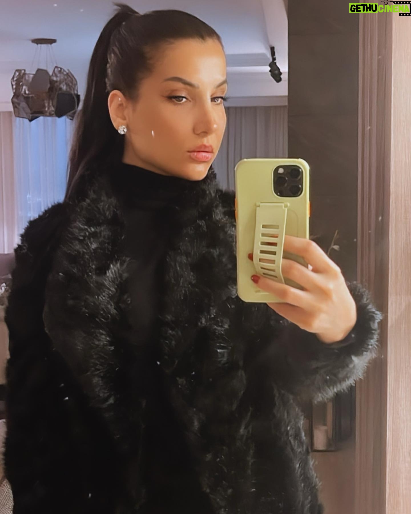 Jumana Karim Instagram - سلاماً على روحآ نسيت طعم اليأس سلاماً بحجم الارض لقلوبكم🤍🤍