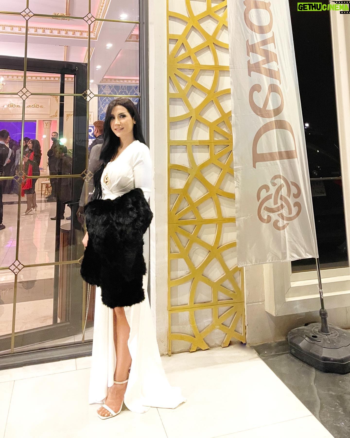 Jumana Karim Instagram - مساءكم ورد وحب🤍🤍🤍🤍 شلون چان الڤلنتاين؟؟ اني كان يومي حلو مع العائله والاصدقاء والأحباب 💕