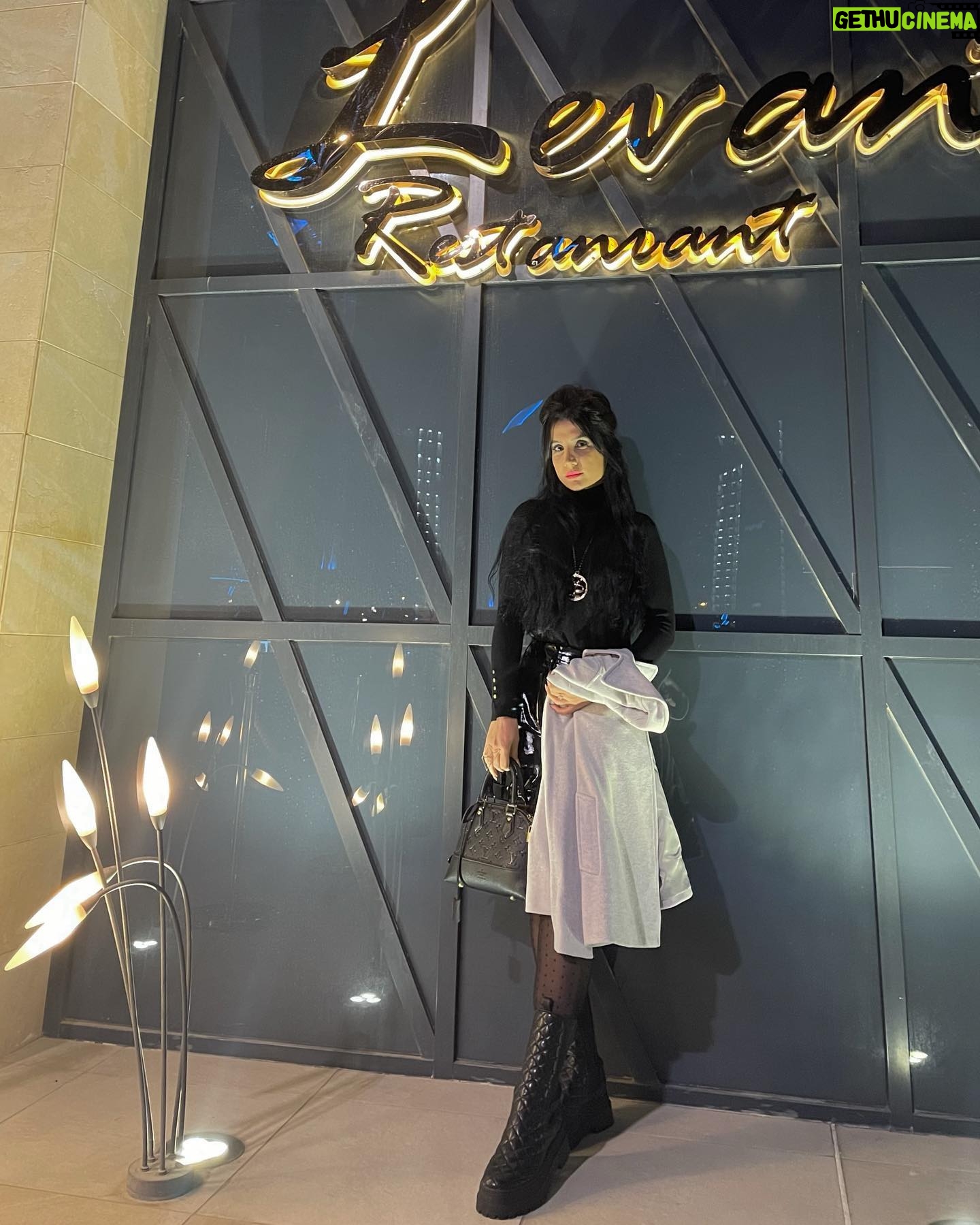 Jumana Karim Instagram - النجاح حصيله مجهودات صغيره كل يوم شويه التزام عزيمه اراده تنظيم إصرار ثقه بالنفس 🔥🤍🤍🤍