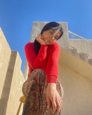 Jumana Karim Instagram - من قلب الطبيعه❤️🤍كل يوم اتغده عالسطح عالشمس احلى مكان للغده لمه حلوه وشمس وكعده عالكاع بعدكم تسووها لو راحت ويه ايام زمان؟
