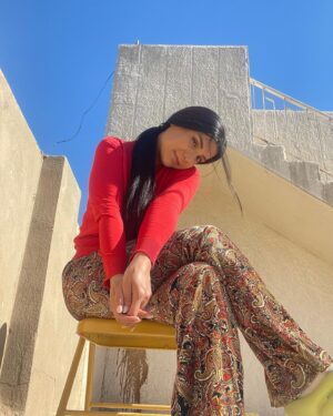 Jumana Karim Instagram - من قلب الطبيعه❤️🤍كل يوم اتغده عالسطح عالشمس احلى مكان للغده لمه حلوه وشمس وكعده عالكاع بعدكم تسووها لو راحت ويه ايام زمان؟
