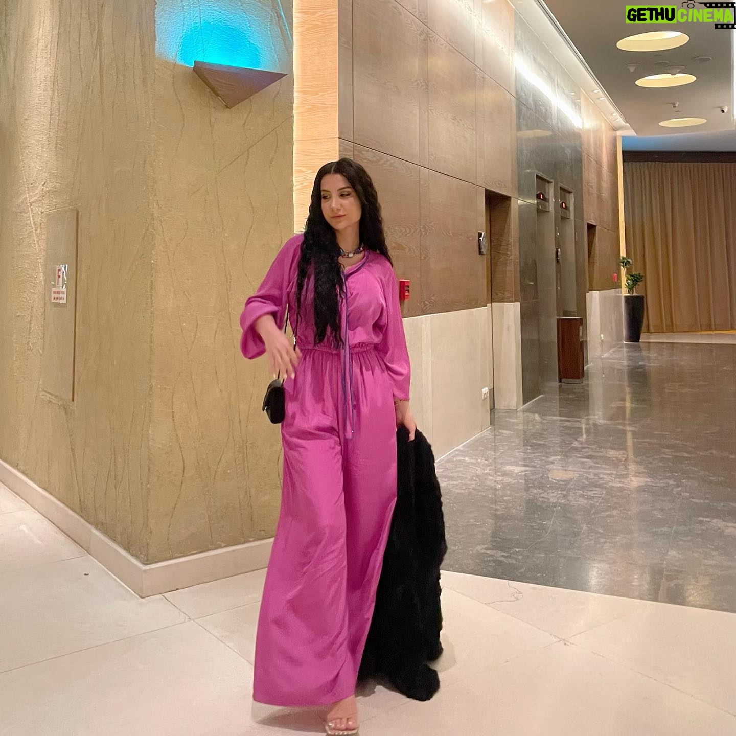 Jumana Karim Instagram - حين تستمر على اي عادة ناجحه ستفاجأ بعد عام او عامين انك تجاوزت اهدافك بأشواط وهااااا قد تجاوزنا👏🏻👏🏻👏🏻👏🏻👏🏻🤍😛I love you all