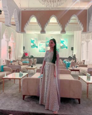 Jumana Karim Instagram - لأني احافظ على ذاتي بسلام داخلي،احظى بهذا السلام في عالمي الخارجي ايظاً. بالرغم من ان البعض يسعى للشقاق وزرع الفوضى،فذلك لن ينتقل الي، انا اعلنت العيش بسلام مع نفسي. مع الكون المتحد والعظمه والسكينه . سينعكس ذلك على عمري وحياتي وخطواتي. فالنجوم والكواكب لست بحاجه الى الشعور بالخوف والقلق 💫🤍